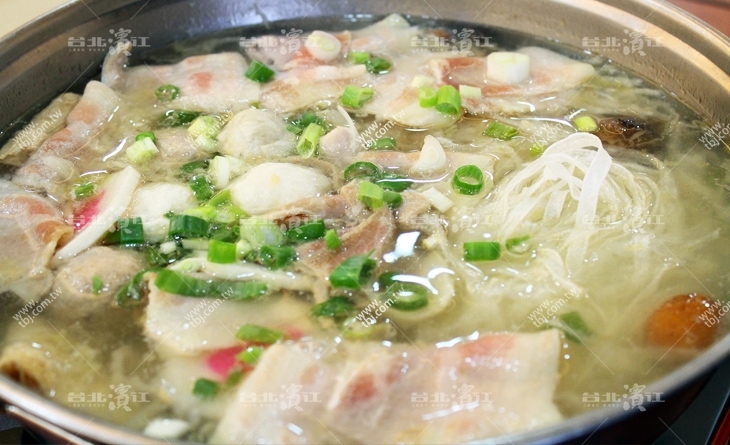 【台北濱江】聚餐圍爐這一鍋~清爽無負擔！湯底酸中帶甜~鮮味十足網 路 美食~酸菜白肉鍋1.2kg/份